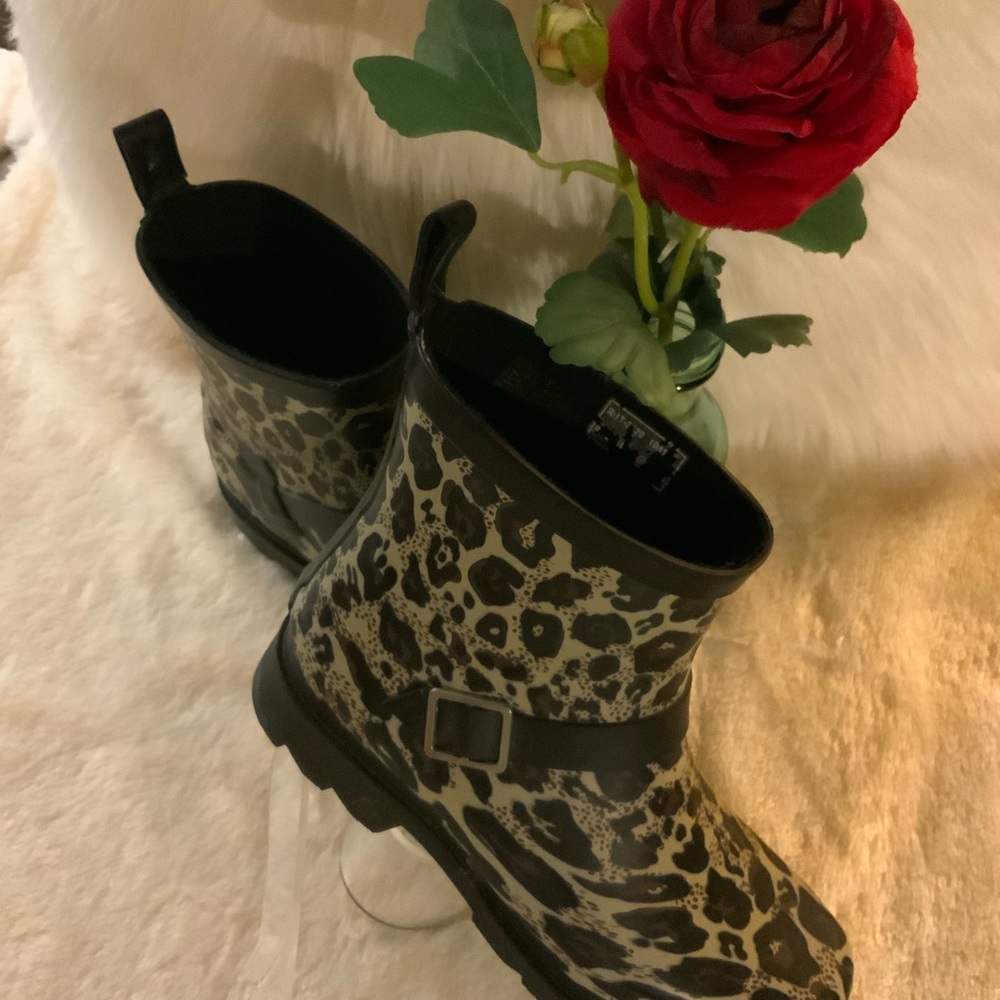 Capelli - Cheetah print short Rainboots. Sz 6 - Picture 5 of 7